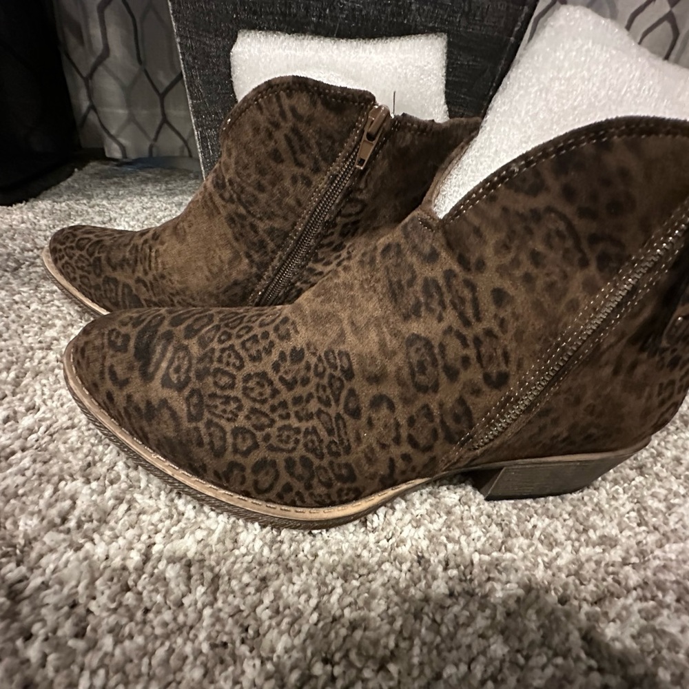Very G leopard print booties